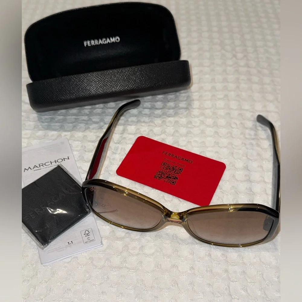 Ferragamo Oversized Sunglasses - Picture 4 of 7